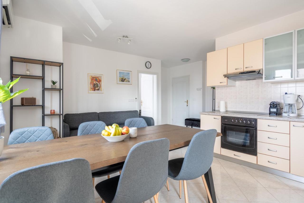 Charmante Wohnung Fusslaeufig Zum Meer In Funtana Kültér fotó